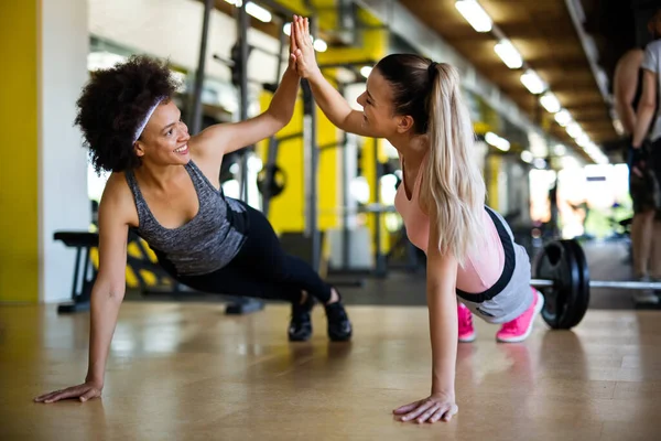 Schön Durchtrainierte Junge Frauen Freundinnen Die Gemeinsam Fitnessstudio Trainieren Sport — Stockfoto