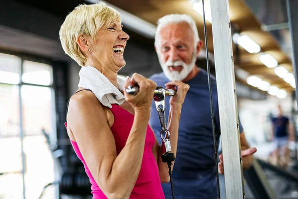 Sağlıklı Kalmak Için Spor Salonunda Egzersiz Yapan Kıdemli Erkek Kadın — Stok fotoğraf