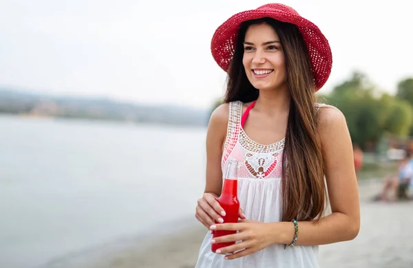 Πορτρέτο Της Χαρούμενης Νεαρής Γυναίκας Πίνοντας Κοκτέιλ Καλοκαίρι Και Απολαμβάνοντας — Φωτογραφία Αρχείου