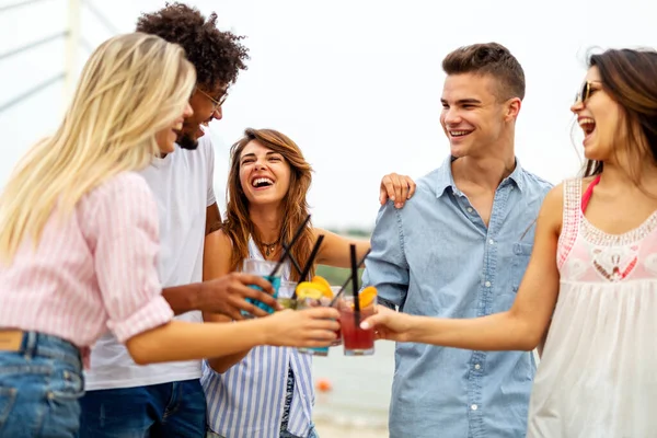 Gruppe Junger Glücklicher Freunde Die Sich Auf Einer Ferienparty Strand — Stockfoto