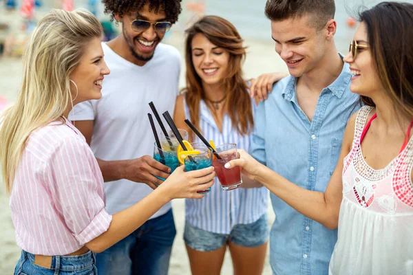 海滩上的朋友们在暑假里喝鸡尾酒玩乐 人的幸福概念 — 图库照片