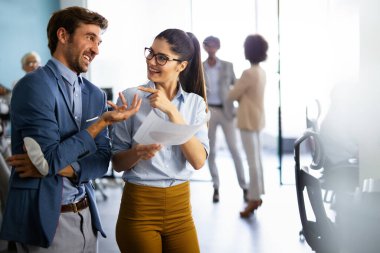 Şirket ofisinde birlikte çalışan başarılı iş adamlarının portresi. İş takım çalışması konsepti