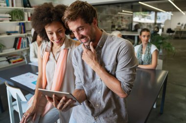 Bir grup mutlu, etnik çeşitlilikte iş adamı işyerinde eğleniyor ve sohbet ediyor. İş finans mimarı iş konsepti