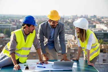 Mühendislik, mimar, inşaat şirketinde iş ortakları grubu, birlikte çalışıyor. Mimar sanayi veya ekip çalışması konsepti.