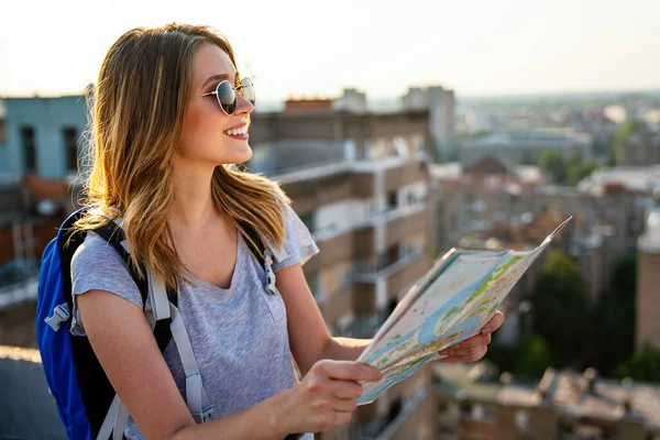 旅行者の女の子の地図 自由とアクティブなライフスタイルの概念に正しい方向を検索します 休暇の概念 — ストック写真