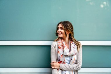 Şehir arka planında başarılı, mutlu genç bir kadının portresi. İş eğitimi insanları kavramı