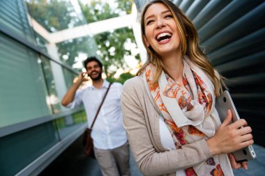 Başarılı mutlu iş adamlarının portresi konuşuyor, dışarıda yürüyor. İş hayatı insanları kavramı