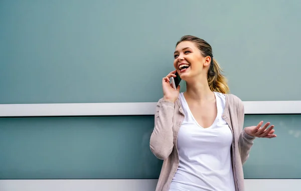 Счастливая Женщина Мобильным Телефоном Руках Интернет Банкингом Социальной Сетью Мобильном — стоковое фото