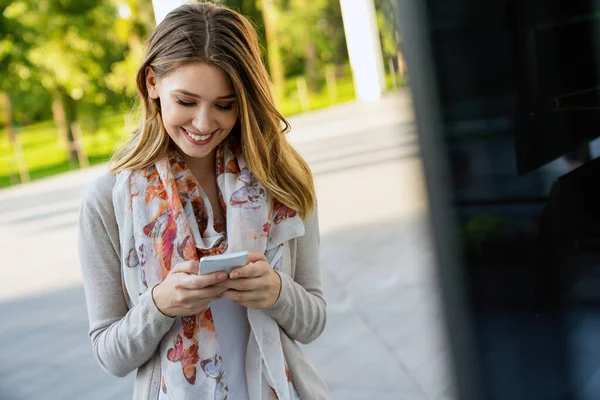 Güzel Genç Bir Dışarıda Cep Telefonu Kullanan Öğrenci Bir Kadın — Stok fotoğraf