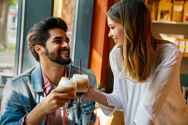 잘생긴 남자와 매력적인 시간을 보내고 로맨틱 카페에서 마시는 커피와 즐기는 — 스톡 사진
