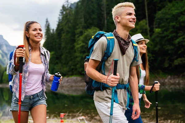 Happy Hiker Group Friends Trekking Part Healthy Lifestyle Outdoors Activity — Stock Photo, Image