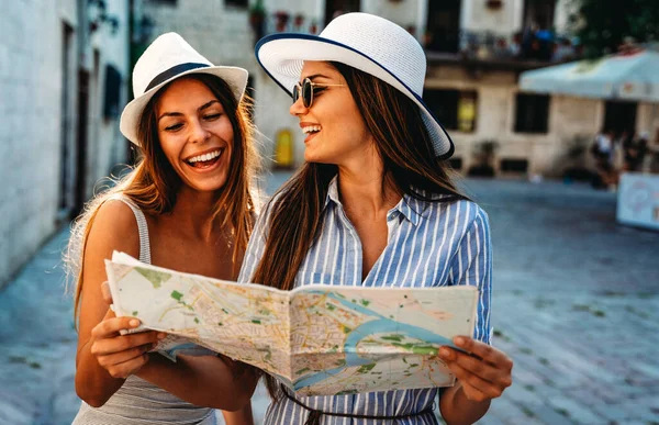 Happy Group Young Friends Students Enjoying Sightseeing Tour City Summer — Stock Photo, Image