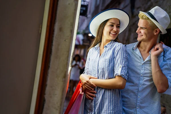 Modepaar Mit Einkaufstaschen Auf Der Straße Konsum Verkauf Kauf Einkauf — Stockfoto