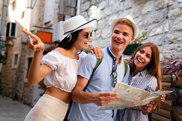 Travel Vacation Friendship Concept Group Smiling Friend City Map Exploring — Stock Photo, Image