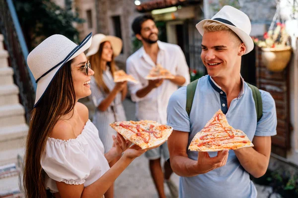 旅途愉快的一群朋友一边度假一边吃披萨 — 图库照片