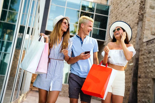 Dışarıda Alışveriş Yaparken Cep Telefonu Kullanan Bir Grup Mutlu Arkadaş — Stok fotoğraf