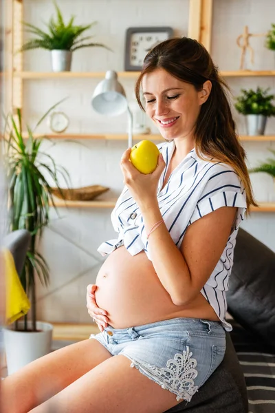 Výživa Strava Během Těhotenství Těhotná Mladá Žena Věnuje Pozornost Zdravému — Stock fotografie
