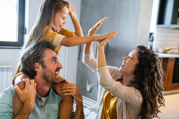 Ευτυχισμένη Οικογένεια Που Περνάει Καλά Στο Σπίτι Άνθρωποι Αγαπούν Παιδί — Φωτογραφία Αρχείου