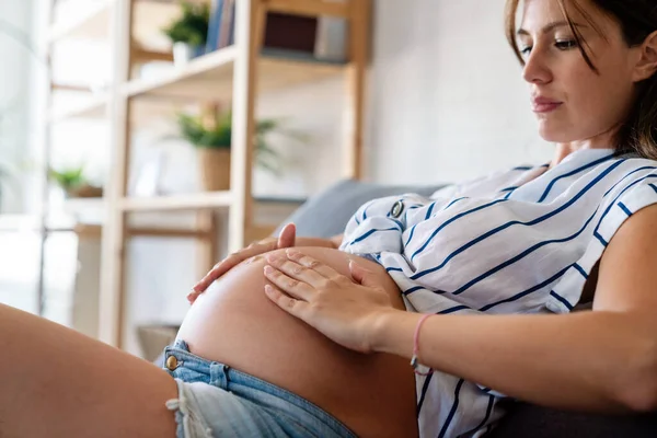Těhotenství Péče Pleť Mateřství Koncepce Mladá Těhotná Žena Použití Strie — Stock fotografie