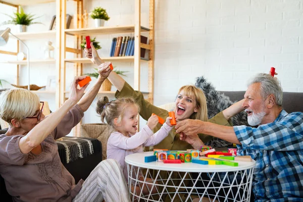 Fröhliche Mehrgenerationenfamilie Die Spaß Hat Während Sie Zeit Miteinander Hause — Stockfoto