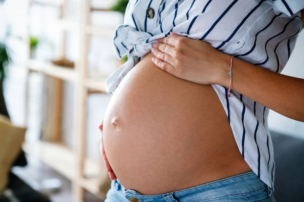 Όμορφη Νεαρή Έγκυος Γυναίκα Περιμένει Μωρό Έννοια Μητρότητας — Φωτογραφία Αρχείου
