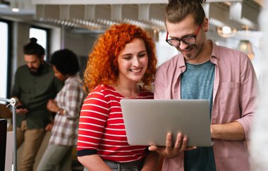 Yaratıcı iş adamlarının portresi bir arada duruyor ve gülüyor. Başlangıçta çok ırklı iş adamları bir arada..