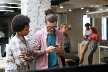 Yaratıcı iş adamlarının portresi bir arada duruyor ve gülüyor. Başlangıçta çok ırklı iş adamları bir arada..