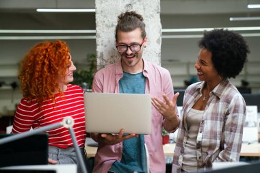 Yazılım mühendisleri şirkette proje ve programlama üzerinde çalışan insanlar