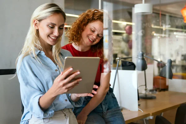 Ευτυχισμένες Χαμογελαστές Γυναίκες Επιχειρηματίες Που Εργάζονται Μαζί Online Ένα Tablet — Φωτογραφία Αρχείου