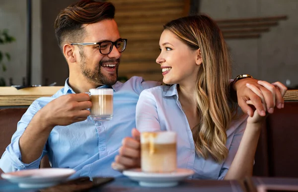 Romantyczna Zakochana Młoda Para Pije Kawę Randkę Kawiarni — Zdjęcie stockowe