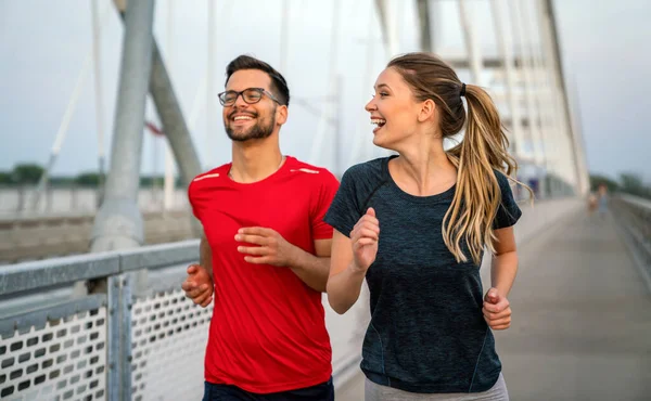 一对快乐的夫妇穿过了桥 健康的体育生活方式 — 图库照片