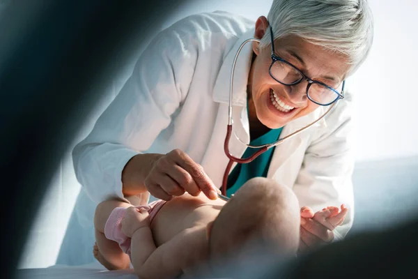 心臓の欠陥の可能性を確認する赤ちゃんを持つ幸せな小児科医 人々の概念 — ストック写真