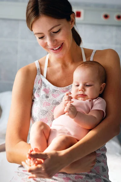 Feliz Concepto Familiar Alegre Madre Bebé Besándose Riendo Abrazándose —  Fotos de Stock
