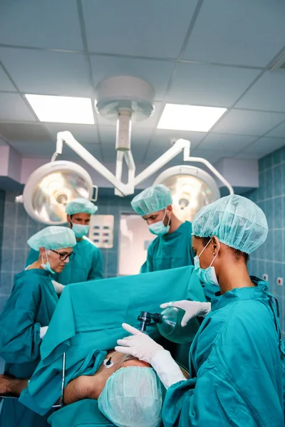 病院の手術室で働く外科医チームのグループ — ストック写真