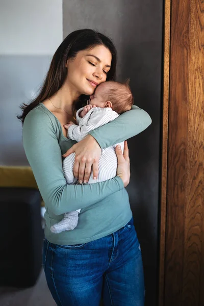 Mujer Bonita Sosteniendo Bebé Recién Nacido Sus Brazos Concepto Madre — Foto de Stock