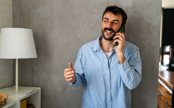 Feliz Hombre Caucásico Riendo Durante Conversación Del Teléfono Inteligente Comunicarse — Foto de Stock