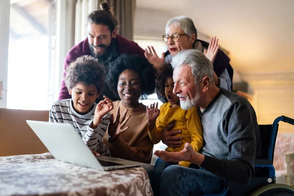 Porträt Einer Glücklichen Multigenerationellen Multiethnischen Familie Hause Menschen Gruppe Technologie — Stockfoto