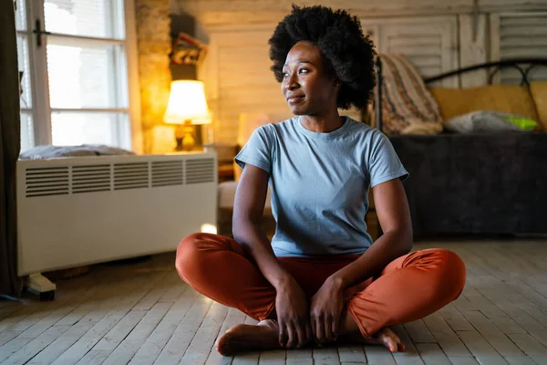 Retrato Una Joven Negra Sonriente Sentada Suelo Practicando Yoga Casa —  Fotos de Stock