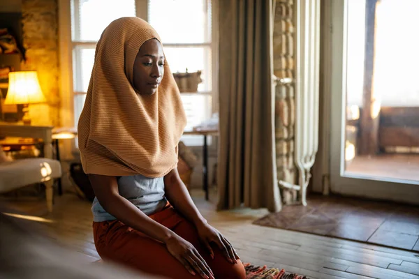 Молодая Мусульманская Черная Женщина Молится Дома Концепция Религии — стоковое фото