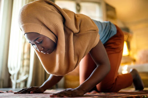 Joven Musulmana Negra Rezando Casa Concepto Religión — Foto de Stock