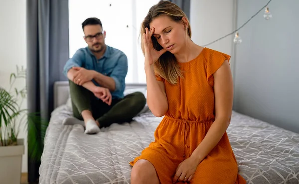 Har Problem Frustreret Unge Par Skændes Har Ægteskabsproblemer Skilsmisse Konflikt - Stock-foto