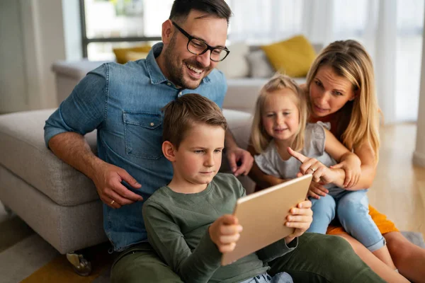 Familia Joven Feliz Divirtiéndose Casa Padres Con Niños Usando Dispositivo —  Fotos de Stock