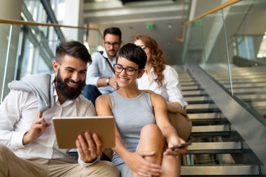 İş adamları iş yerinde birlikte eğleniyor, takım çalışması yapıyor ve sohbet ediyorlar. İş başarısı çalışma konsepti.