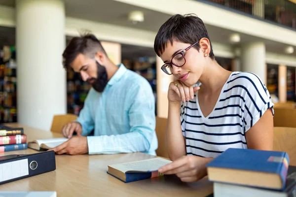 Felice Gruppo Studenti Che Studiano Lavorano Insieme Una Biblioteca Universitaria — Foto Stock