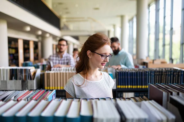 Glad Grupp Studenter Som Studerar Och Arbetar Tillsammans Ett Universitetsbibliotek — Stockfoto