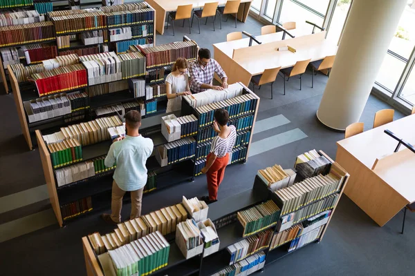 Szczęśliwa Grupa Studentów Sukcesu Studiujących Pracujących Razem Bibliotece Uniwersyteckiej Koncepcja — Zdjęcie stockowe