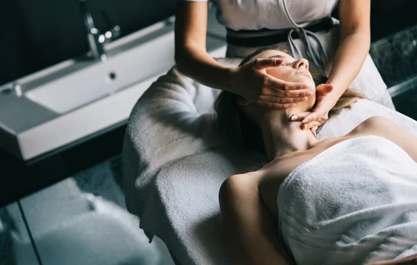 Jong Mooi Vrouw Schoonheid Salon Het Krijgen Van Spa Massage — Stockfoto