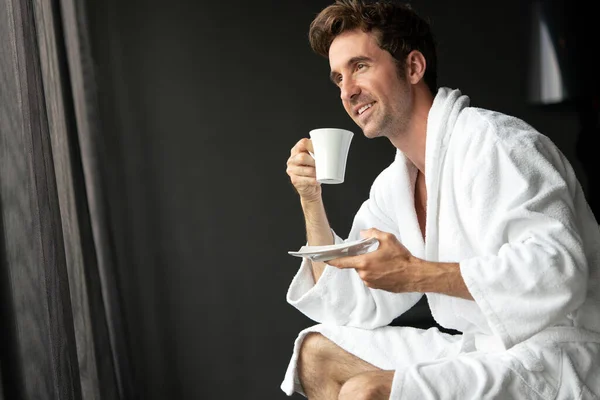 男性穿着浴衣一边喝茶 喝咖啡一边放松 — 图库照片