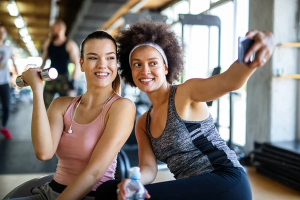 美丽的年轻女子一起在健身房锻炼 以保持健康 朋友概念 — 图库照片