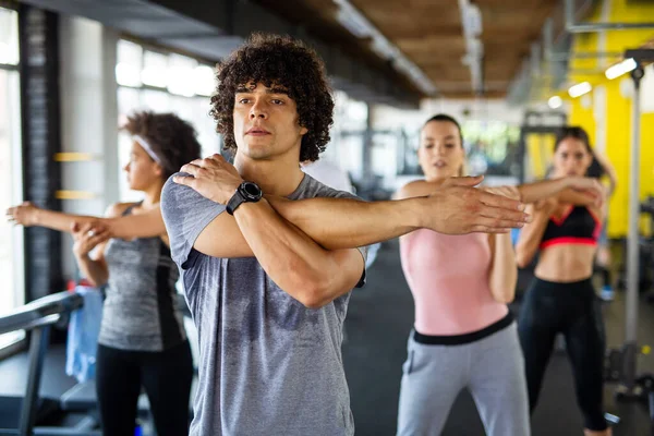 Gruppe Sportlich Fitter Menschen Die Einem Fitnessstudio Trainieren Freunde Verschiedener — Stockfoto